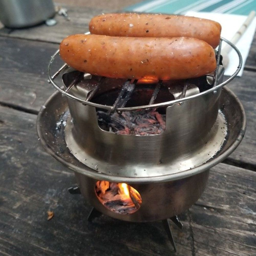 Ruszt z kiełbaskami na palenisku Kelly Kettle