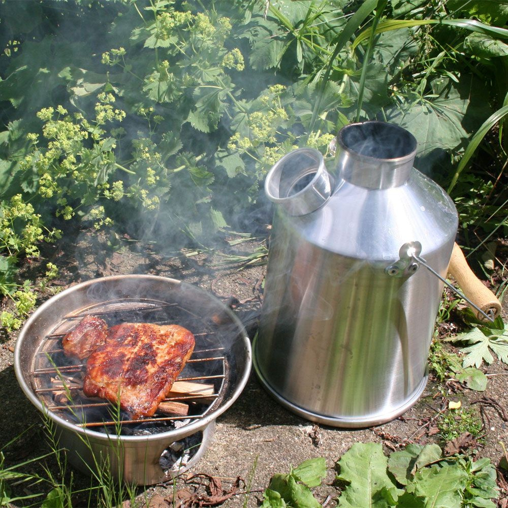 Grillowane mięso na ruszcie obok czajnika Kelly Kettle