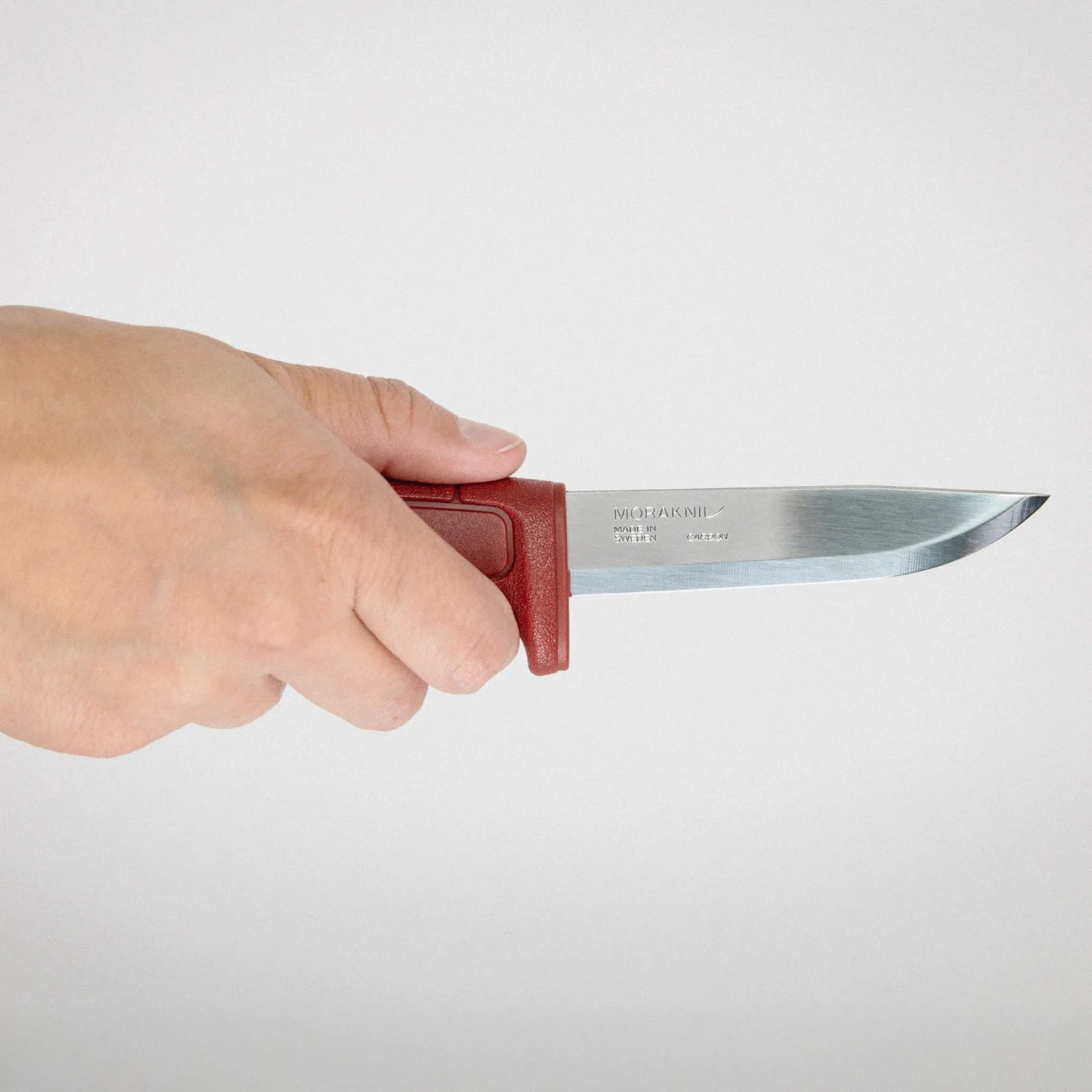 Nóż Morakniv Basic 511 trzymany w dłoni